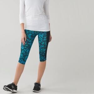 Lululemon Women’s Stop at Nothing Crop Active Pants Size 6 in Blue Floral